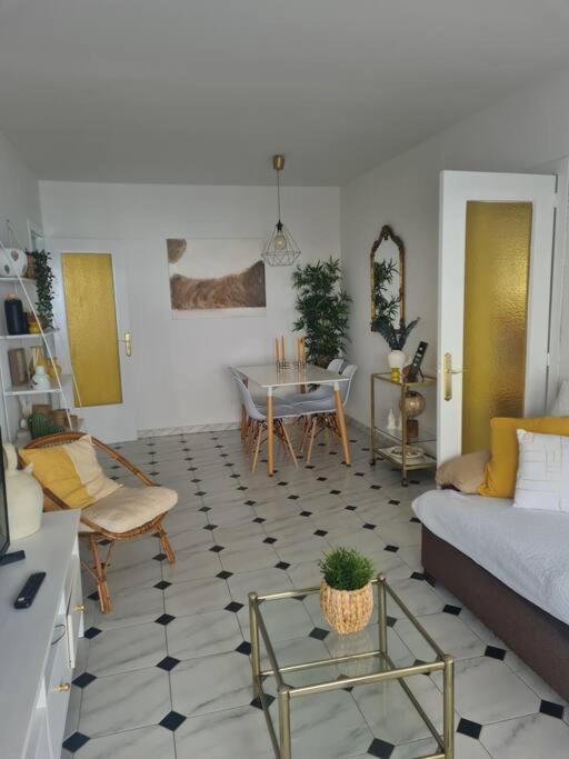 Nice Beachside 2-Bd Apt Near Barcelona Cunit Exterior foto